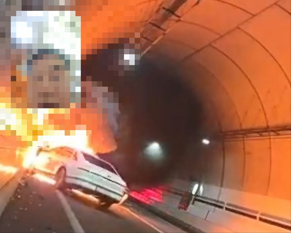 11일 오후 5시15분께 수원시 권선구 금곡동 구간 수원광명고속도로 금곡지하차도(광명방향)에서 4중 추돌 사고 이후 차량 화재가 발생했으나 약 34분 만에 진화됐다. 이 사고로 4명이 다쳐 병원으로 이송되거나 자가 이동했다. (사진제공=경기도소방재난본부)