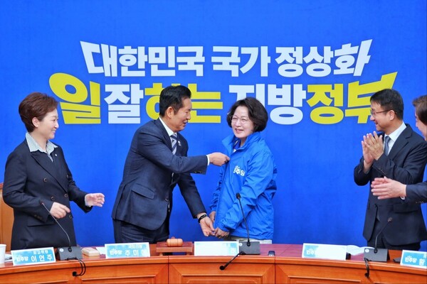 정청래 더불어민주당 대표가 13일 경기도지사 후보로 확정된 추미애 의원에게 당을 상징하는 파란 점퍼를 전달했다. (사진=추미애 후보 페이스북)