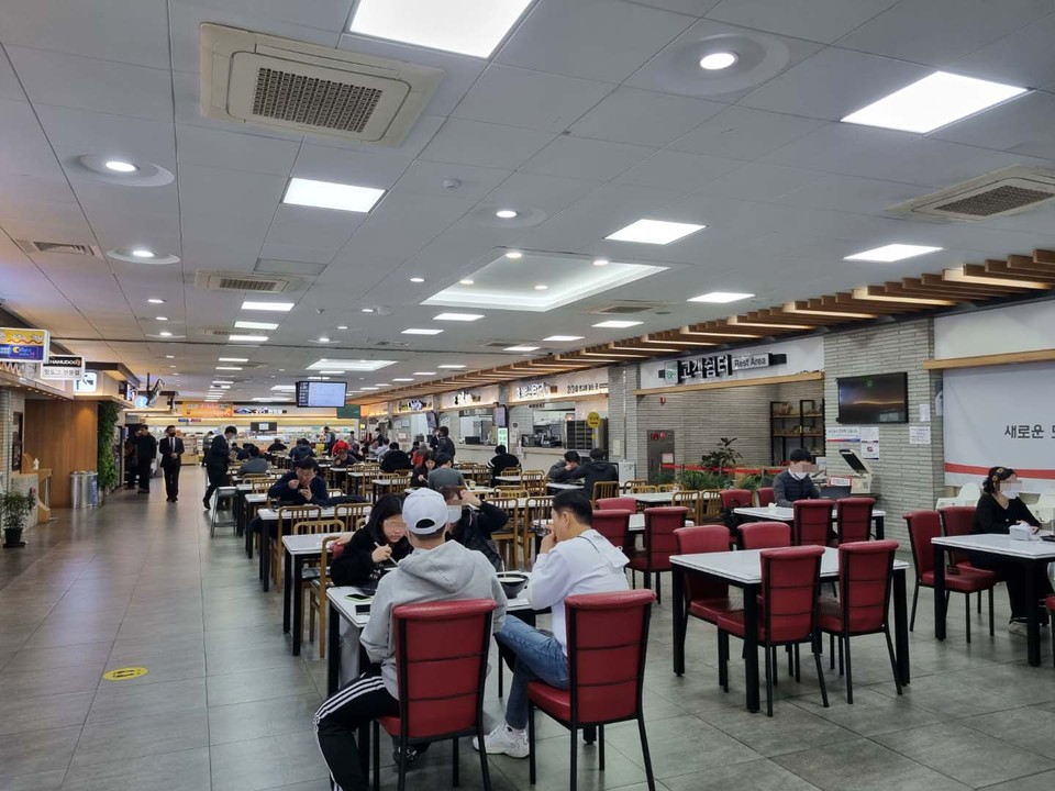 코로나19 확진자가 완만하게 줄어들면서 28일 낮 1시께 영동고속도로 상행선 안성휴게소 내 식당가를 찾은 손님들이 편안한 모습으로 대화하고 있다. (사진=김종대 기자)