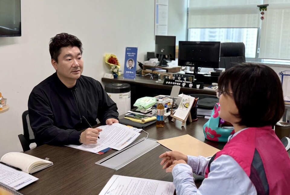 경기도의회 교육행정위원회 장한별 부위원장이 14일 경기도의회에서 전국학교비정규직노동조합 경기지부 조은정 정책국장과 늘봄행정실무사 처우개선을 위한 제2차 정담회를 개최했다. (사진제공=경기도의회)