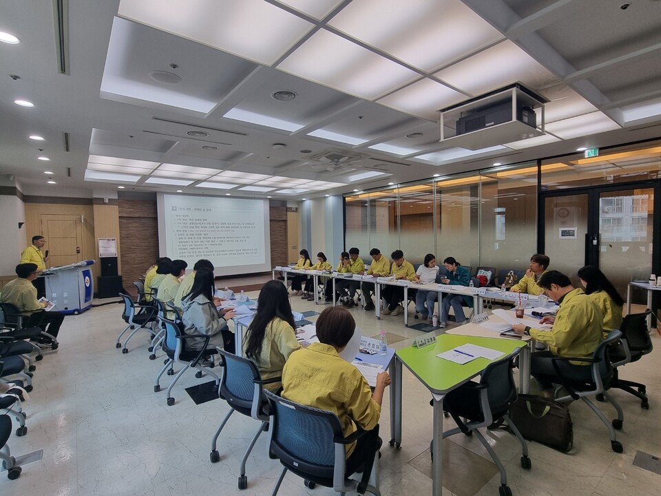 15일 시흥시청에서 열린 소나무재선충병 확산 방지를 위한 중앙·지방 합동방제대책회의 모습. (사진제공=경기도)