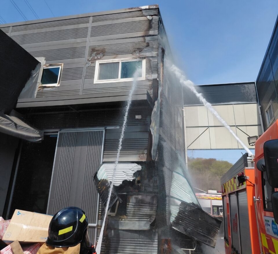 16일 오전 화성시 송산면 일대 한 창고에서 화재가 발생했으나 소방당국이 약 40여 분 만에 큰 불길을 잡았다. (사진제공=경기도소방재난본부)