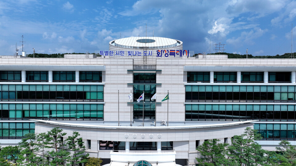 화성특례시가 전 직원이 생성형 인공지능(AI)을 업무에 활용할 수 있도록, 인공지능 행정비서 ‘HAI-MATE(가칭)’를 도입하고 이달부터 정식 운영에 들어갔다.&nbsp;사진은 화성시청 전경. (사진제공=화성시)
