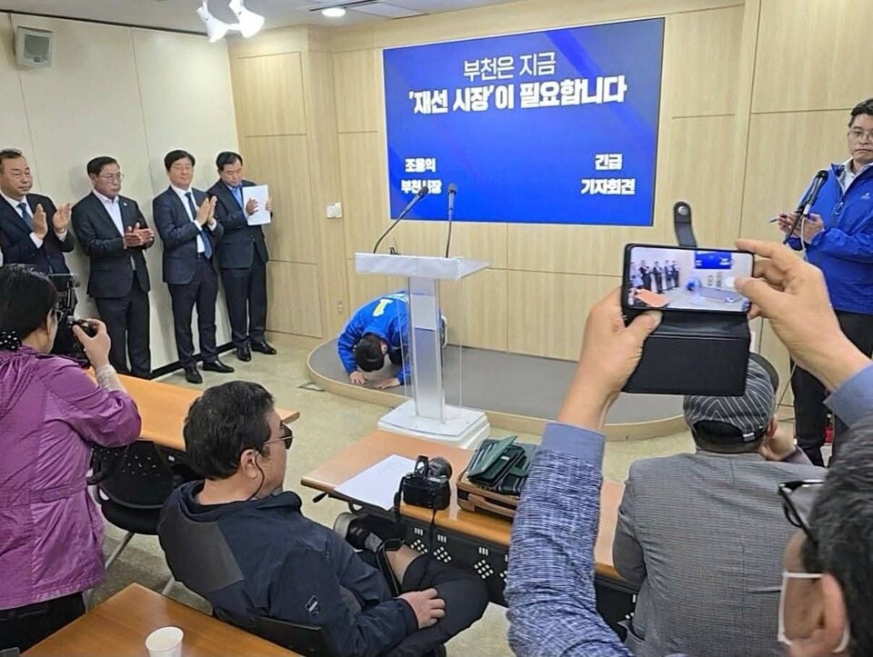 조용익 더불어민주당 부천시장 예비후보가 16일 부천시청 브리핑룸에서 긴급 기자회견을 열고 재선 필요성을 강조하며 당내 ‘3인 원팀’ 단일화 구도를 강하게 비판했다. 그는 이날 4년 전 자신을 부천시장으로 만들어준 시민과 당원에게 감사의 뜻을 전한다며 큰절을 올리기도 했다. 이 장면은 자신의 페이스북 계정을 통해 공유했다. (사진=조용익 예비후보 페이스북)