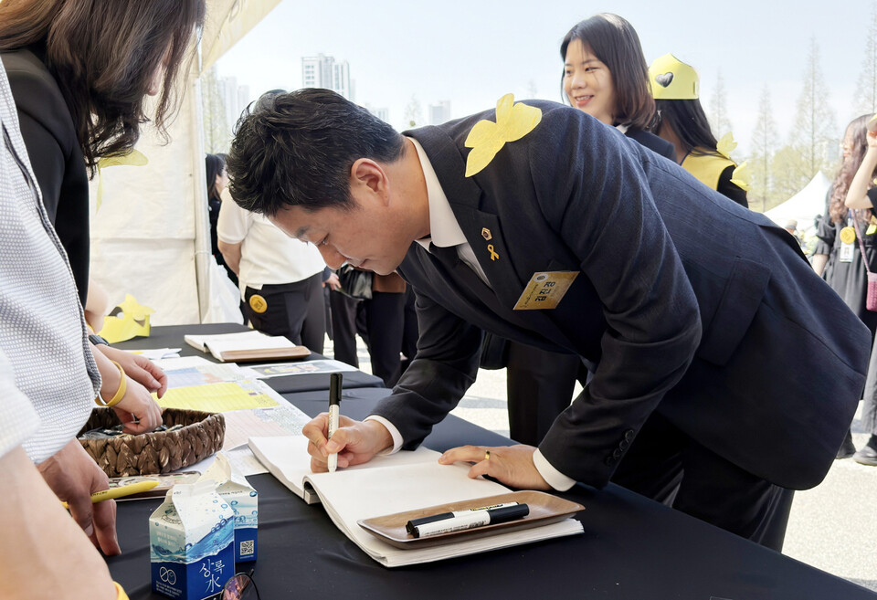 경기도의회 김진경 의장이 16일 오후 안산 화랑유원지에서 열린 세월호 참사 12주기 기억식에 참석해 희생자들을 추모하고, 아픔을 나눴다. (사진제공=경기도의회)