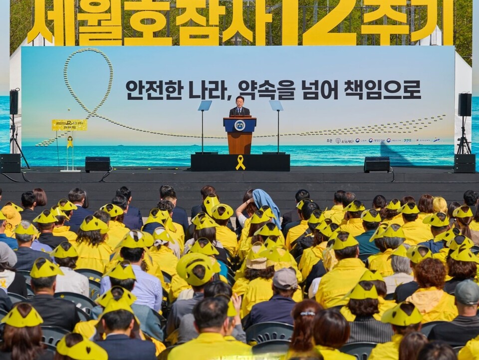 이재명 대통령이 16일 경기도 안산 화랑유원지에서 열린 ‘4·16 세월호 참사 12주기 기억식’에 참석해 희생자 304명을 추모하고 유가족을 위로했다. (사진제공=청와대)