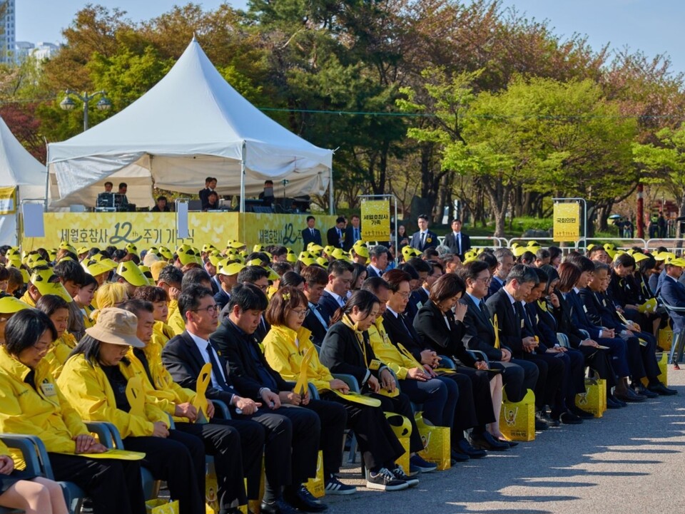 이재명 대통령이 16일 경기도 안산 화랑유원지에서 열린 ‘4·16 세월호 참사 12주기 기억식’에 참석해 희생자 304명을 추모하고 유가족을 위로했다. (사진제공=청와대)