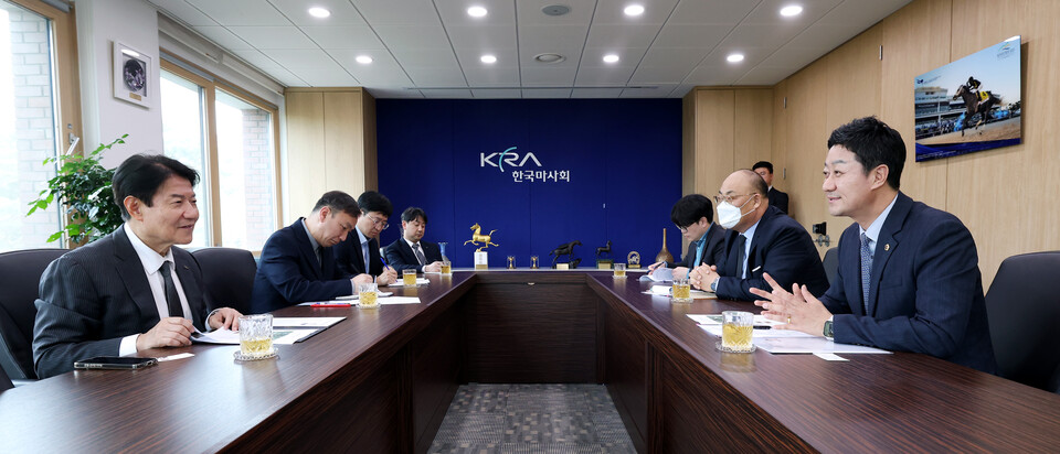 김진경 경기도의회 의장(더불어민주당, 시흥3)이 17일 한국마사회를 방문해 우희종 회장과 면담을 갖고 시흥 경마장 유치 방안을 설명하고 있다. (사진제공=경기도의회)