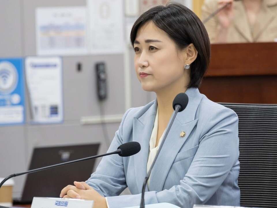백승아 더불어민주당 원내대변인은 29일 서면 브리핑를 통해 윤석열 전 대통령이 극우 성향 인사로 알려진 전한길씨에게 보낸 옥중편지를 공개적으로 비판하며 “국민 모욕”이라고 강하게 반발했다. (사진=백승아 원내대변인 페이스북)