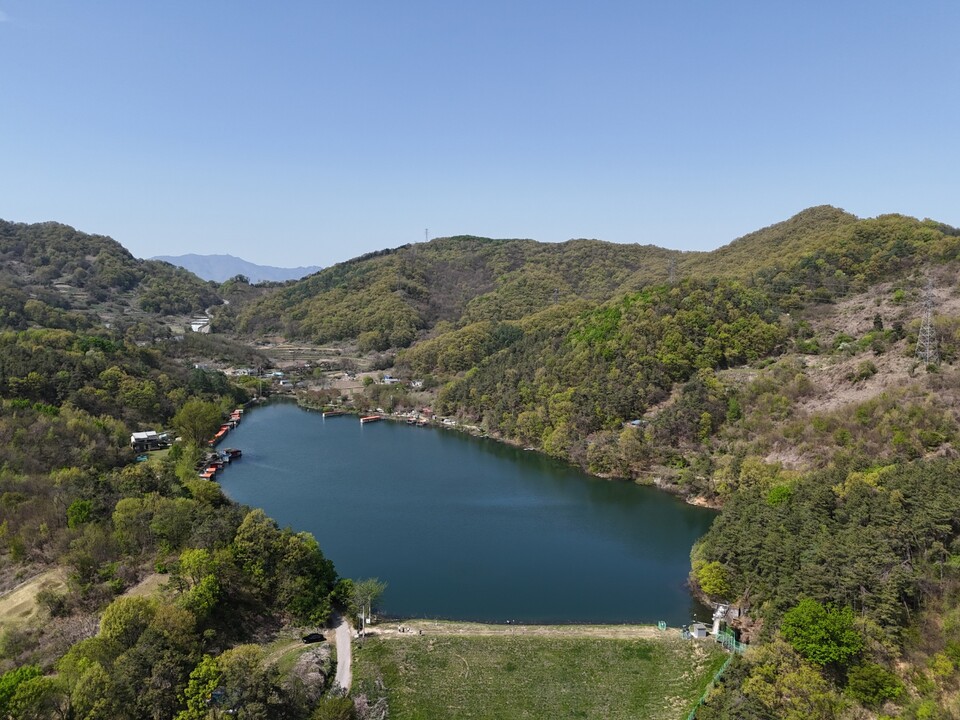 18일 오후 2시36분께 양평군 지평면 수곡리 어은저수지 전경. 연둣빛으로 물든 산자락이 저수지를 감싸고 있다. (사진=김광섭 기자)