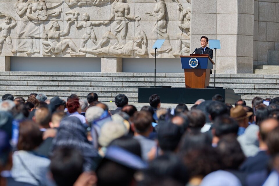 이재명 대통령은 19일 서울 강북구 국립 4·19민주묘지에서 열린 제66주년 4·19혁명 기념식에서 “민주주의는 국민의 희생과 연대로 지켜낸 역사”라고 밝혔다. (사진제공=청와대)