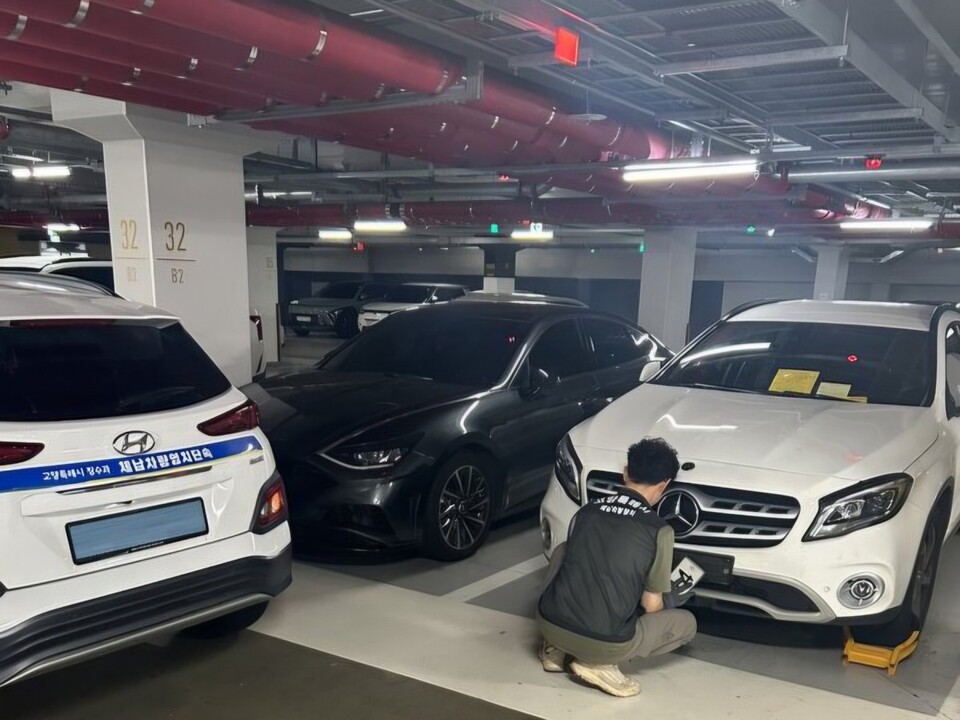 최근 고양시 한 아파트 지하주차장에서 체납 차량에 대한 단속이 진행되고 있다. 단속반이 번호판 영치와 함께 차량 바퀴에 이동을 제한하는 장치를 설치하며 강제 처분 절차를 이어가고 있다. (사진제공=고양시)