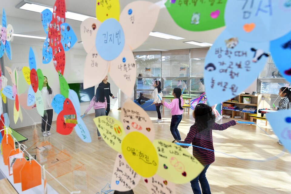 수원시 다함께돌봄센터 1호점 활동실에서 이용 아동들이 체육활동을 하고 있다. (사진제공=수원시)