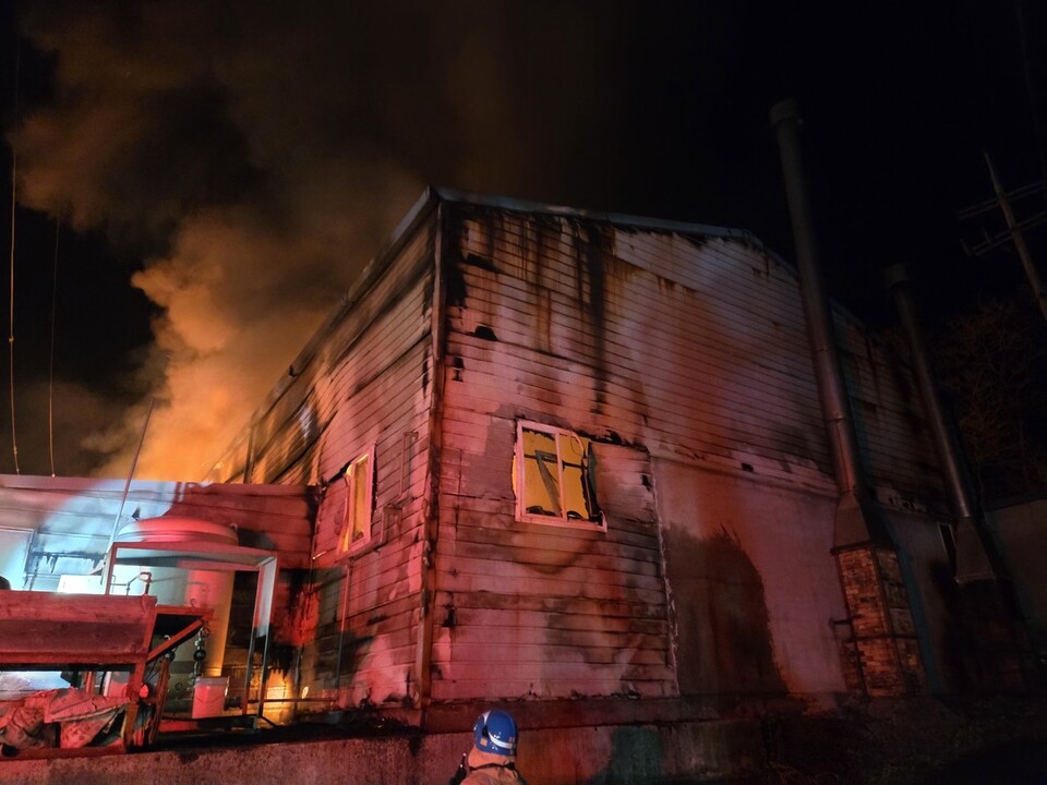 21일 오전 여주시 북내면 지내리 한 도자기 공장에서 화재가 발생해 소방대원들이 진화 작업을 벌이고 있다. (사진제공=경기도소방재난본부)