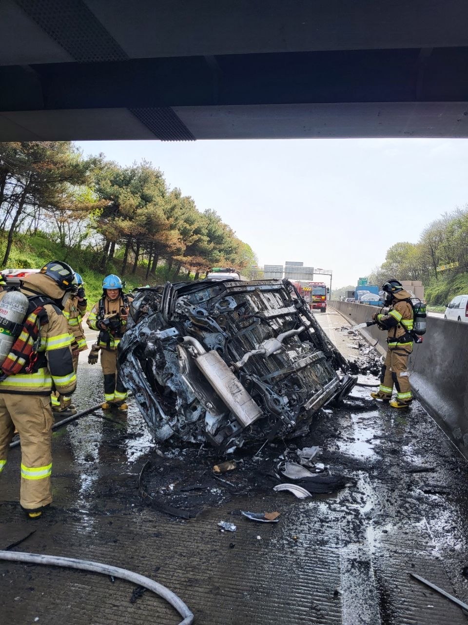 21일 오전 평택시 청북읍 고렴리 구간 평택제천고속도로 시흥방향에서 4중 추돌사고 후 차량 1대에 화재가 발생해 소방대원들이 진화 작업을 벌이고 있다. (사진제공=송탄소방서)