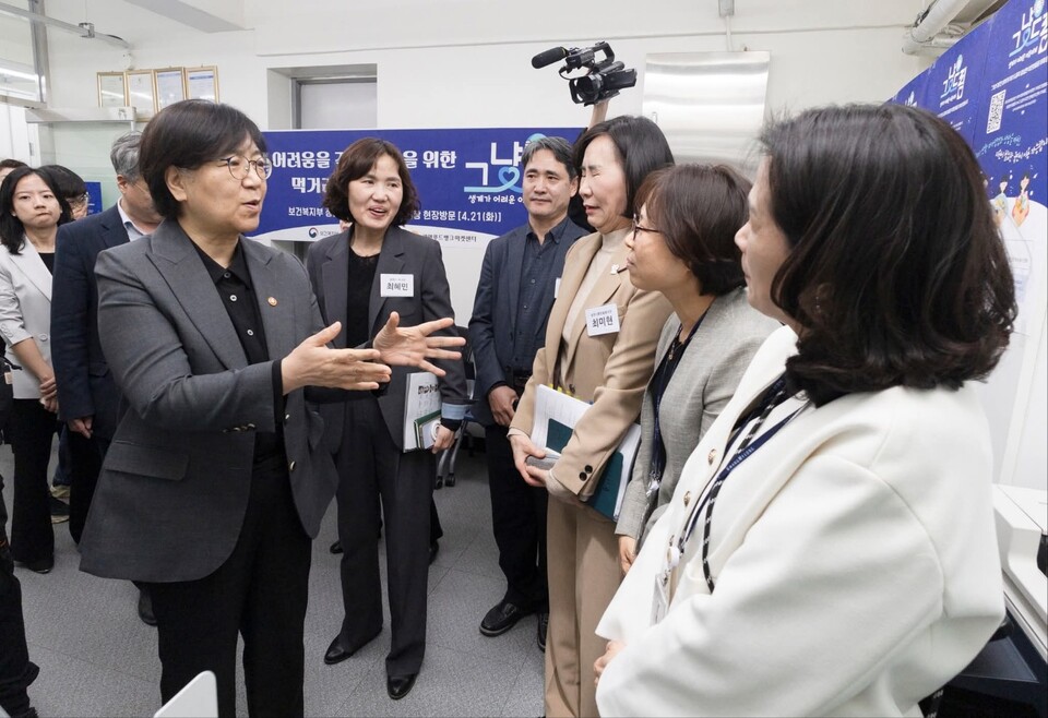 정은경 보건복지부 장관이 경기도 광명시 ‘그냥드림’ 사업장을 방문해 운영 상황을 점검하고 전국 확대 계획을 밝혔다. (사진=정은경 장관 페이스북)