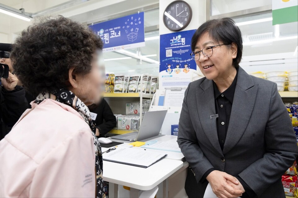 정은경 보건복지부 장관이 경기도 광명시 ‘그냥드림’ 사업장을 방문해 운영 상황을 점검하고 사업장 이용자와 대화하고 있다. (사진=정은경 장관 페이스북)