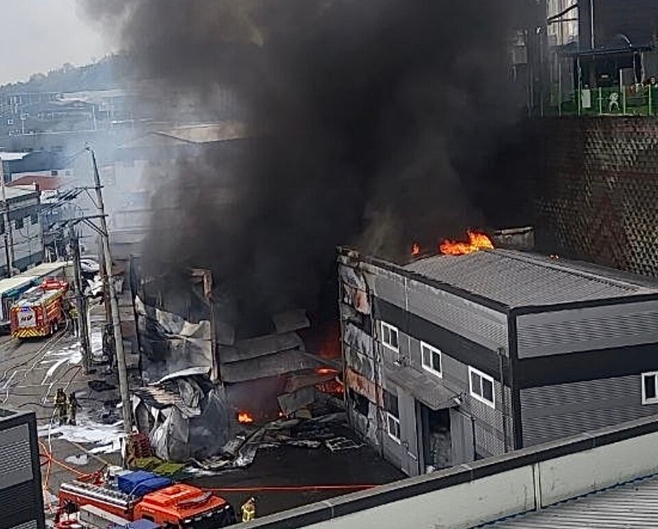 22일 오전 화성시 정남면 귀래리 한 공장에서 화재가 발생해 검은 연기가 치솟고 있다. 소방당국은 대응 1단계를 발령하고 진화 작업을 벌이고 있다. (사진제공=경기도소방재난본부)