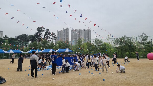 광교호수초등학교는 4월 22일 학생과 학부모, 교사가 함께하는 ‘2026 호수 한마당 큰잔치’를 개최하여 학년별 맞춤형 운동 프로그램을 통해 협동심과 스포츠맨십을 함양하는 소통의 장을 마련했다. (사진제공=광교호수초등학교)