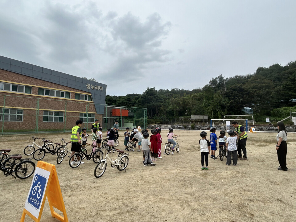 안성시가 학생들의 안전한 자전거 이용 문화를 정착시키고 교통사고를 예방하기 위해 초·중학교를 대상으로 ‘찾아가는 자전거 안전교육’을 실시한다. (사진제공=안성시)
