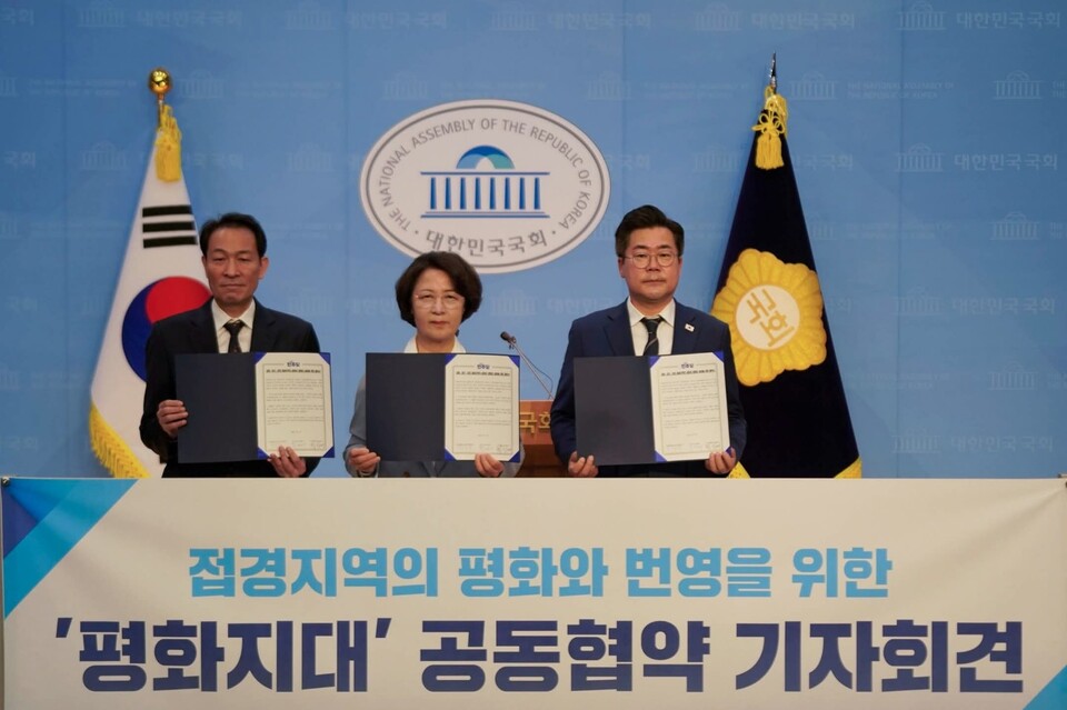 더불어민주당 인천시장 후보와 추미애 경기도지사 후보, 우상호 강원도지사 후보는 23일 오전 국회 소통관에서 공동 기자회견을 열고 접경지역의 평화와 발전을 위한 ‘평화지대’ 공동협약을 발표했다. (사진=박찬대 후보 페이스북)