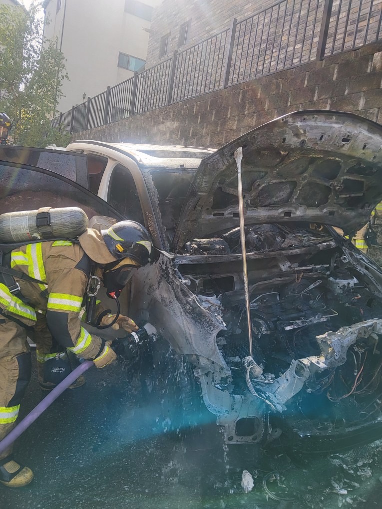 23일 오전 용인시 기흥구 상하동 한 타운하우스 주차장에서 LPG 차량 화재가 발생해 소방당국이 진화 작업을 벌이고 있다. (사진제공=경기도소방재난본부)