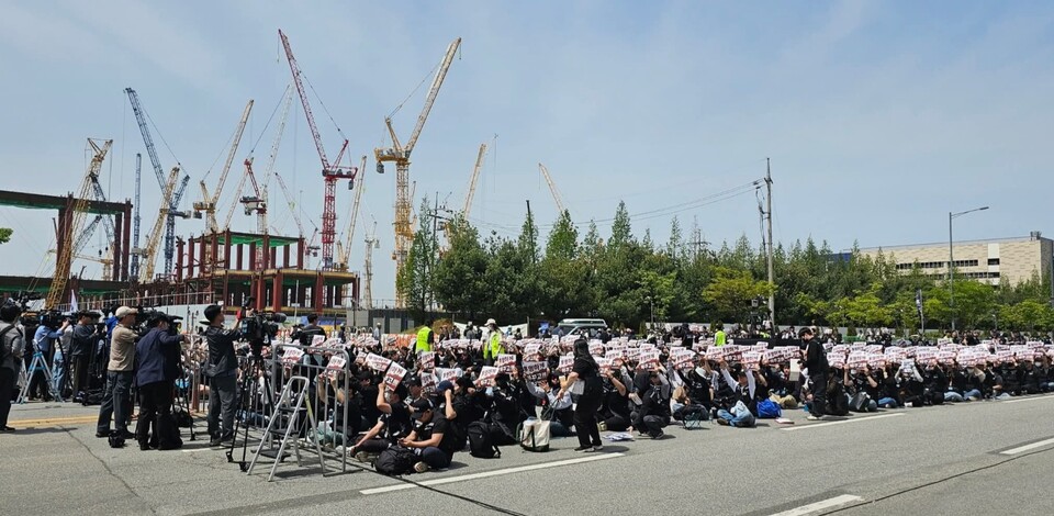 삼성전자 노동조합이 23일 평택시 삼성전자 평택캠퍼스 일대에서 대규모 집회를 연 가운데, 정장선 평택시장이 현장을 찾아 상황을 점검했다. (사진=정장선 시장 페이스북)