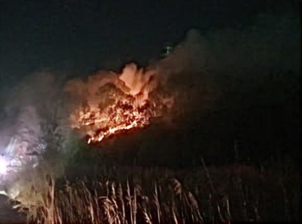23일 밤 화성시 송산면 일대 야산에서 산불이 발생해 불길이 번지고 있다. (사진제공=경기도소방재난본부)