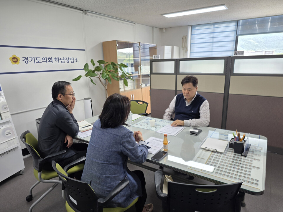 경기도의회 교육기획위원회 김성수 의원이 지난 23일 경기도교육청 평생교육과 관계자들과 경기도의회 하남상담소에서 정담회를 갖고, 교육청 도서관과 학교 도서관에서 매년 제적·폐기되는 도서를 지역 내 소규모 도서관에도 기증할 수 있도록 힘써 줄 것을 당부했다. (사진제공=경기도의회)