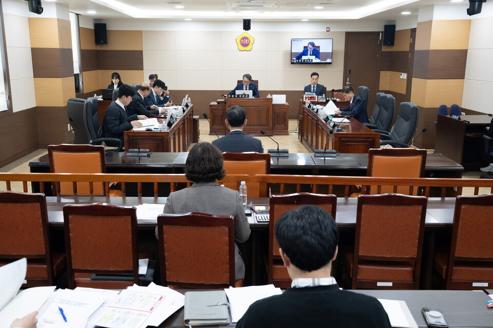 인천광역시의회 산업경제위원회가 24일 ‘제308회 임시회’ 제1차 회의를 열어 중동 지역 분쟁으로 촉발된 고유가 상황에 대응하고 민생 및 지역경제의 충격을 완화하기 위한 추가경정예산안을 의결했다. (사진제공=인천시의회)