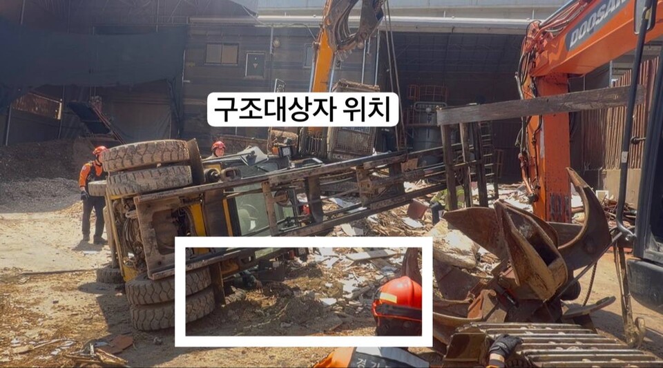 26일 오전 11시50분께 시흥시 월곶동의 한 공사 현장에서 지게차에 사람이 깔렸다는 119 신고가 접수됐다. 이 사고로 50대 남성 A씨가 심정지 상태로 구조돼 인근 병원으로 긴급 이송됐다. (사진제공=경기도소방재난본부)