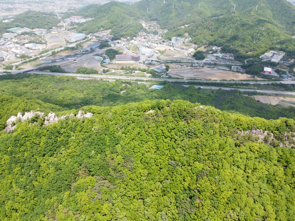 도드람산 뒤로 중부고속도로가 보인다. 사진 왼쪽이 서울 방향이다.