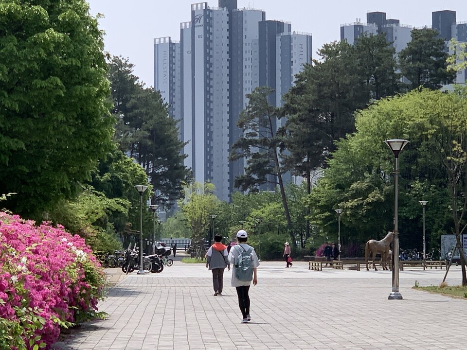 27일 오전 11시50분께 의정부시 녹양역 광장. 철쭉이 만개한 길 위로 시민들이 천천히 걸음을 옮기며 평온한 한때를 보내고 있다. (사진=강상준 기자)