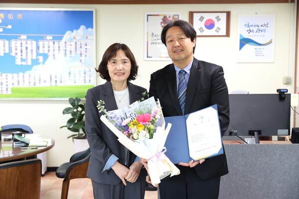 최혜민 시장 권한대행(부시장)이 28일 오전 부시장 집무실에서 열린 신임 광명시청소년수련관장 임용식에서 김형기 신임 관장과 기념사진을 촬영하고 있다. (사진제공=광명시)