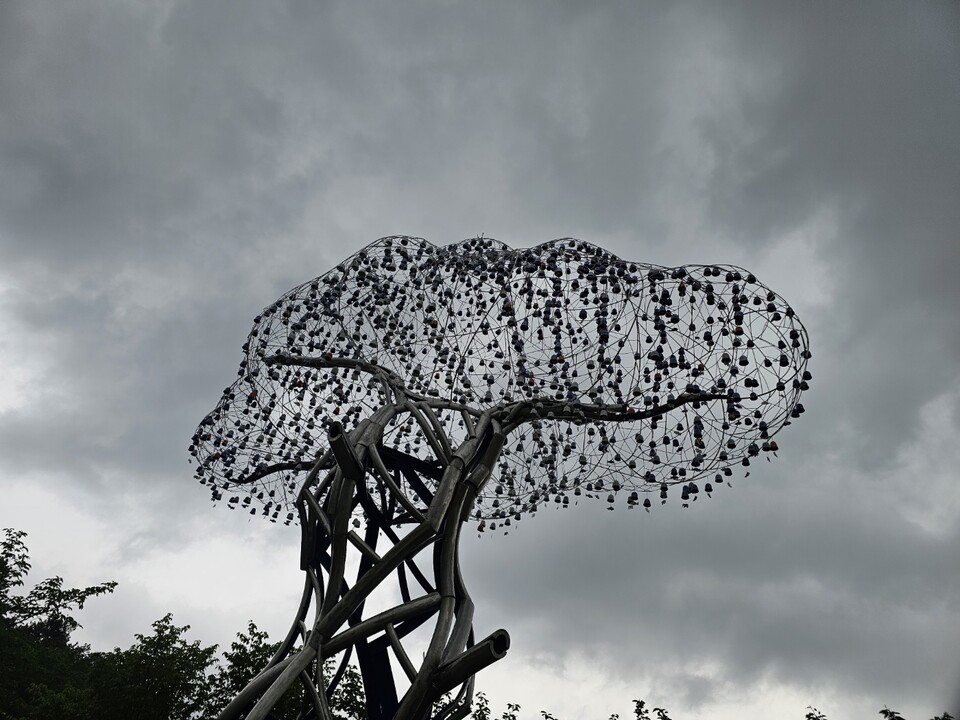 28일 오전 10시26분께 이천 도자공원에 설치된 ‘소리나무(Singing Tree, 2007)’ 조형물이 흐린 하늘 아래 모습을 드러내고 있다. (사진=송석원 기자)