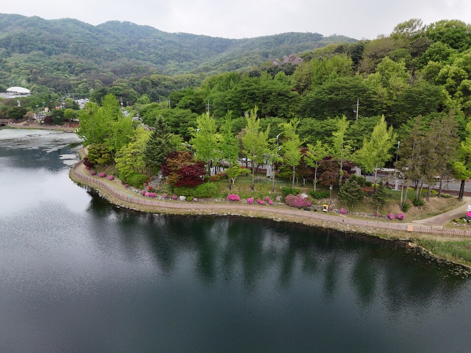 29일 수요일 수도권 지역은 아침 기온이 낮아 쌀쌀하고 낮에는 기온이 오르며 일교차가 크게 벌어지겠다. 일부 경기내륙은 아침 기온이 5℃ 안팎까지 떨어지고 낮과 밤의 기온차가 15℃ 안팎으로 크겠다. 사진은 28일 오전 10시10분께 이천시 설봉호수 둘레길 전경. (사진=송선원 기자)