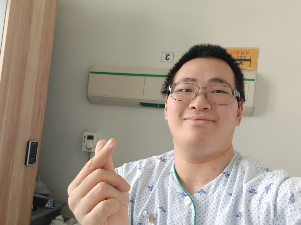 무사히 간 이식 수술을 마친 신민범 일병이 병상 위에서 하트를 보이고 있다. (사진제공=육군 수도기계화보병사단)
