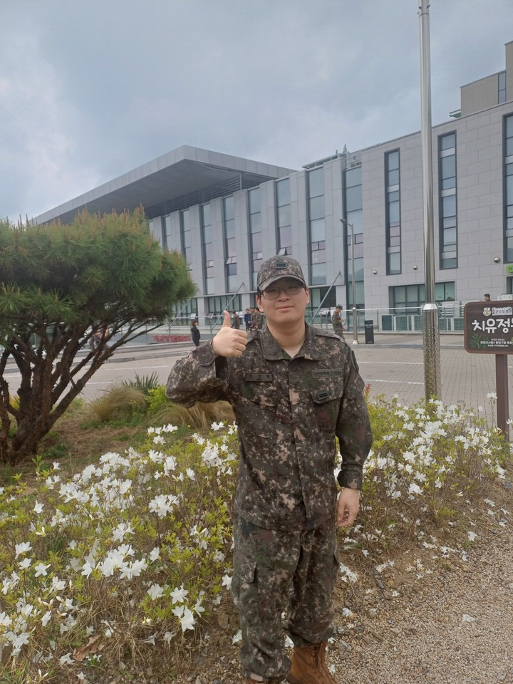 간 이식 수술을 무사히 마치고 부대로 복귀한 신민범 일병이 엄지를 들어 올리며 환하게 웃고 있다. (사진제공= 육군 수도기계화보병사단)