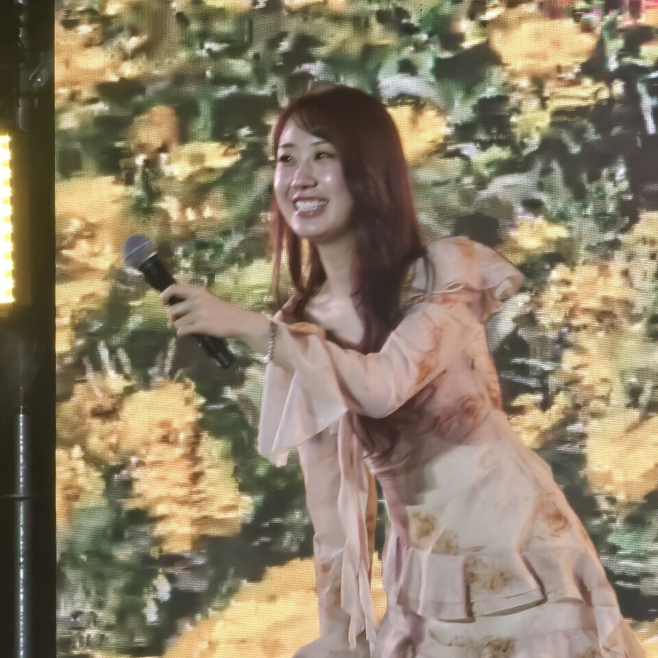 가수 전유진양이 지난 10일 저녁 열린 '2026년구리유채꽃축제' 폐막식에서 휘날레를 장식하며 노랗게 물든 구리한강변을 뜨겁게 달궜다. (사진=이건구 기자)