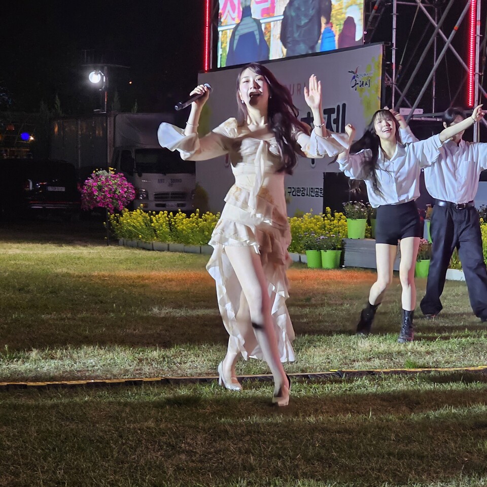 가수 전유진양이 지난 10일 저녁 열린 '2026년구리유채꽃축제' 폐막식에서 휘날레를 장식하며 노랗게 물든 구리한강변을 뜨겁게 달궜다. (사진=이건구 기자)