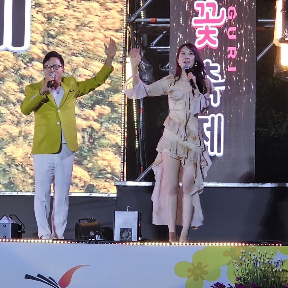 가수 전유진양이 지난 10일 저녁 열린 '2026년구리유채꽃축제' 폐막식에서 휘날레를 장식한 후 사회자 조영구 씨와 함께 구리심들을 다시 만날 것을 약속하며 인사하고 있다. (사진=이건구 기자)