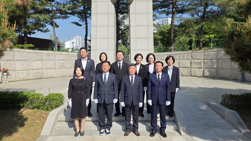 신동화 후보가 장승희‧임창열 경기도의원 후보, 김연‧양경애‧정은철(가 선거구), 이정희‧김성태(나 선거구) 후보, 비례대표 문은영 후보, 윤호중 의원실 박석윤 보좌관과 함께 현충탑을 참배하고 ‘민주당 원팀’으로서 지방선거에서의 필승을 다짐했다. (사진제공=신동화 선거사무소)