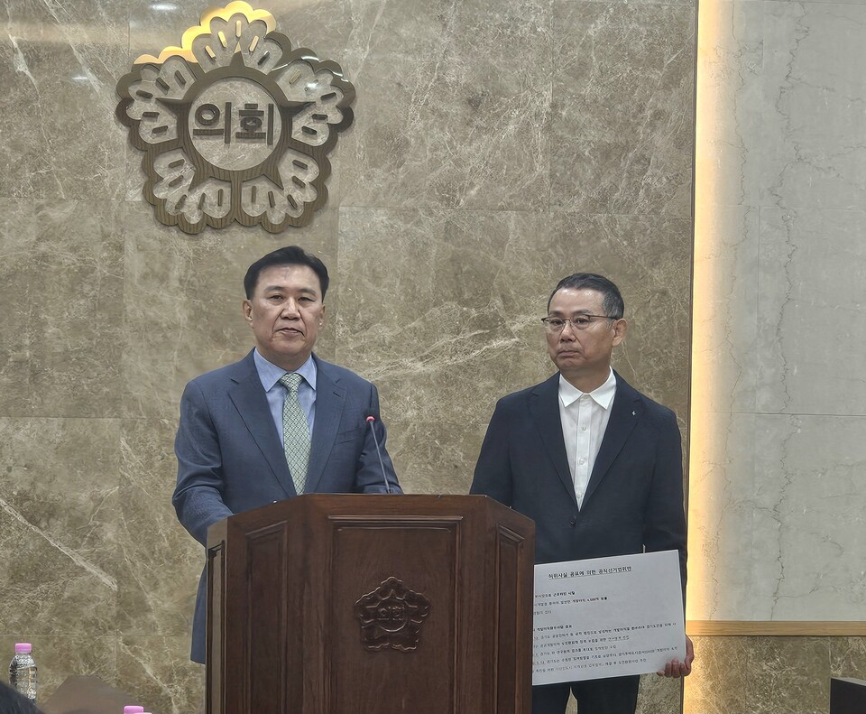국민의힘 남양주시장 주광덕 후보 선거캠프 법률지원단 임종태 단장과 이덕민 변호사가 18일 오전 11시 남양주시의회 소회의실에서 기자회견을 열고 더불어민주당 최현덕 남양주시장 후보를 ‘공직선거법 위반죄’로 남양주 남부경찰서에 고발했다고 밝히고 있다. (사진=이건구 기자)