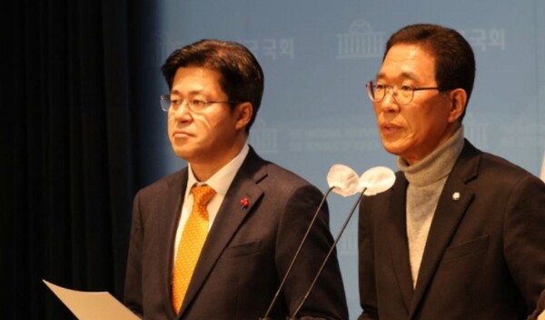 더불어민주당 김포시장 선거 상임선대위원장인 박상혁 김포시을 국회의원 김주영 김포시갑 국회의원이 국회 소통관에서 2023년 12월 김포골드라인 증차 등을 위한 특단 대책마련을 정부에 촉구하고 있다.(사진제공=김주영 국회의원 사무소)
