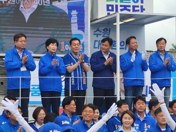 이재준 더불어민주당 수원특례시장 후보가 21일 오후 수원 지동교에서 열린 수원 원팀 지방선거 합동출정식에서 연설하고 있다.이재준 (사진=순정우 기자)