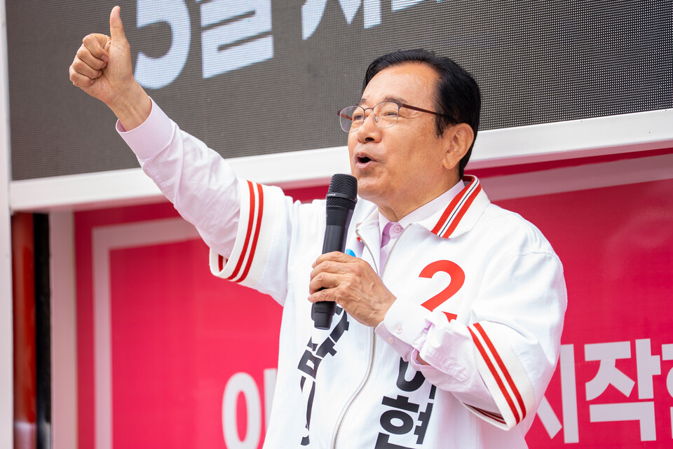 국민의힘 이헌재 하남시장 후보가 21일 오전10시,‘하남을 수도권 최고의 도시로’라는 슬로건으로 미사 호수공원에서 당원 및 지지자 500여 명이 참석과 가운데 출정식을 열었다. (사진제공= 이헌재 선거사무소)