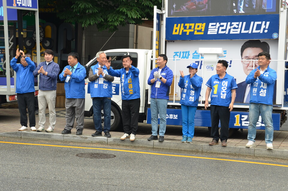 김경호 더불어민주당 가평군수 후보가 21일 가평농협중앙회 앞에서 공식 선거운동 출정식을 열고 본격적인 선거운동에 돌입했다. (사진제공=김경호 선거사무소)