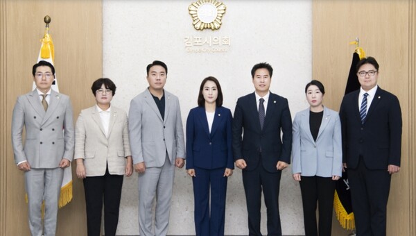 더불어민주당 김포시의원들이 2024년 9월 하반기 원구성과 긴급사안 처리를 위한 원포인트 개회를 제의한 국민의힘 요구에 대해 성명을 발표하고 있다.(사진제공=김포시의회)