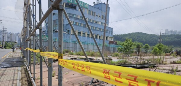 조합원간 갈등으로 5년간 사업이 중단된 김포사우5A도시개발사업구역을 표시하기 위해 설치된 팬스 거치를 위한 파이프와 안전선이 오랜 방치 끝에 훼손된 채, 도시미관을 해치고 있다. (사진=권용국 기자)