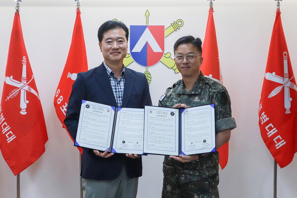김포FC 권일 선수단장과 이충희 수도포병여단장이 협약식 후 기념사진을 촬영하고 있다.(사진제공-김포FC)